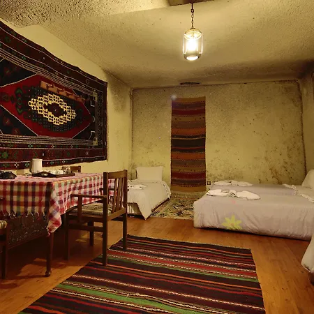 Cave Saksagan מלון